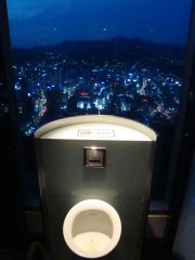�쓇�Y�O�̉f��w�݊Ԃ���x�ł́A���X�g�ɑ��̊X�Ɍ������ď��ւ����邪�A�\�E���^���[�ɂ́A�\�E���̊X�������낵�ď��ւ��o����g�C��������c�c�C���������i2010.1�j
